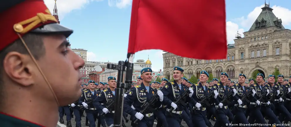 В 2026 году парады 9 мая в ряде городов России пройдут без военной техники или отменены: решение объясняют соображениями безопасности и перераспределением ресурсов, что может повлиять на восприятие власти.
