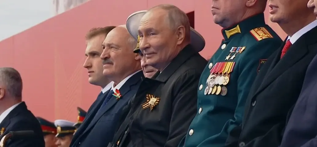 Владимир Путин и зарубежные лидеры прибыли на Красную площадь. На параде не будет военной техники; суворовцы, нахимовцы и кадеты не примут участия по оперативным причинам, а финал оформят пилотажные авиагруппы.