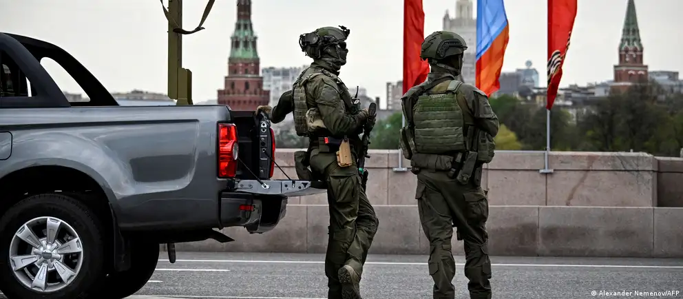 Российские власти отменили приглашения иностранным СМИ на парад Победы 9 мая и изменили формат торжеств: мероприятие пройдет без военной техники, а в ряде регионов массовые празднования отменены из соображений безопасности.