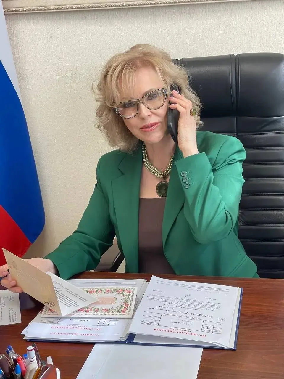Депутат отмечает, что обещанное уменьшение бумажной нагрузки не было ощутимо ни педагогами, ни медиками. В Госдуме поручили ускорить подготовку законопроектов и собирают предложения по отмене лишних отчётов и внедрению цифровых решений.