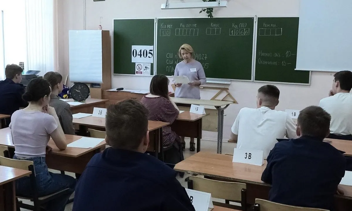 В новых методических рекомендациях указано, что организаторы и охрана не имеют права прикасаться к участникам ЕГЭ и их вещам; при срабатывании металлоискателя допустимо лишь вежливо попросить добровольно показать или сдать предмет.