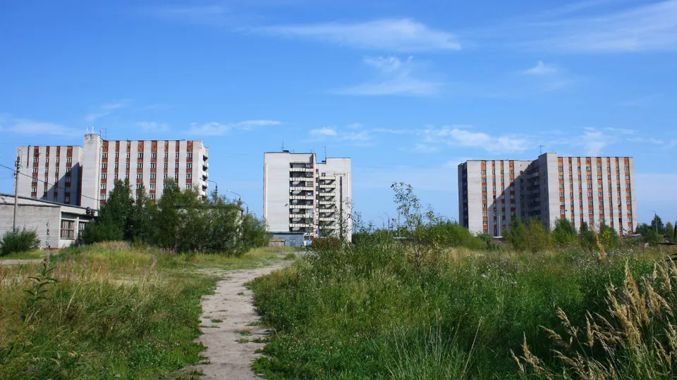 Анализ рынка показывает снижение цен на «вторичке» в ряде городов: рекордное падение отмечено в Архангельске, заметные сокращения цен — в Благовещенске и Сочи. Официальная статистика фиксирует разную динамику по регионам.