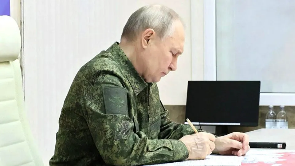 Европейские чиновники и разведслужбы считают, что сочетание военных неудач, экономических проблем и нового законодательства в России повышает вероятность ограниченной эскалации против стран НАТО, в первую очередь в Прибалтике.