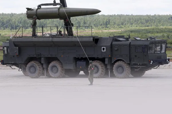 В заявлении белорусского военного ведомства говорится, что учения проверят готовность вооружений и техники, отработают скрытность, перемещения и вопросы доставки ядерных боеприпасов в совместных действиях с Россией.