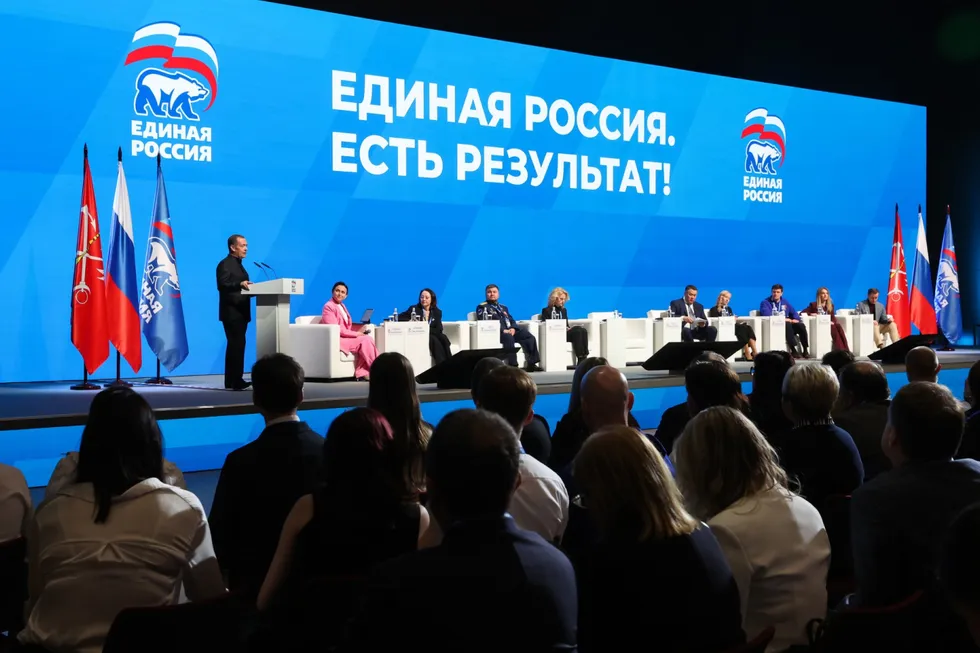 Политический блок АП рекомендовал государственным и лояльным изданиям сокращать упоминания слова «запрет» в заголовках и переключиться на освещение позитивных инициатив партии власти. Журналистов просят заменять прямые формулировки и выделять случаи, где депутаты якобы выступают против ограничений.
