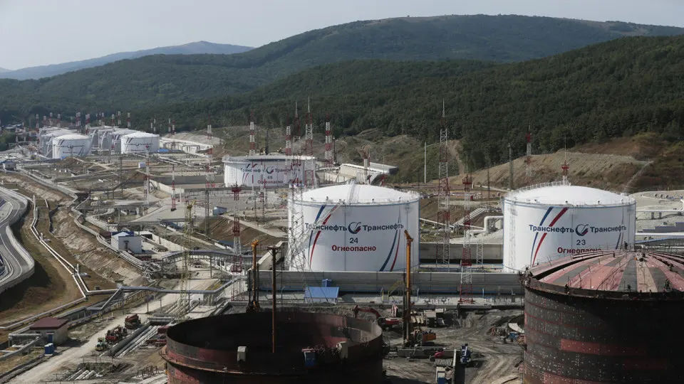 ЦМАКП пересмотрел прогноз: несмотря на высокие цены на нефть, атаки беспилотников по портовой инфраструктуре и НПЗ снижает экспорт и добычу, из‑за чего рост ВВП в 2026 году ожидается на уровне 0,5–0,7%.