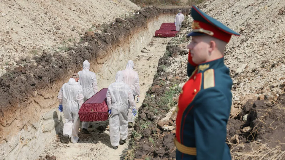 Анализ поимённых списков, реестров наследственных дел и судебной статистики показывает, что минимальное число погибших с начала полномасштабного вторжения до конца 2025 года составляет около 352 тысяч человек — в расчёт включены как зарегистрированные через ЗАГС, так и признанные погибшими через суд.