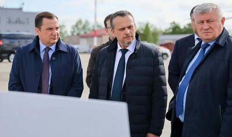 Никитин ознакомился с работой архангельского аэропорта, проверил ход реконструкции моста в Холмогорском районе и провёл рабочую встречу с губернатором области.