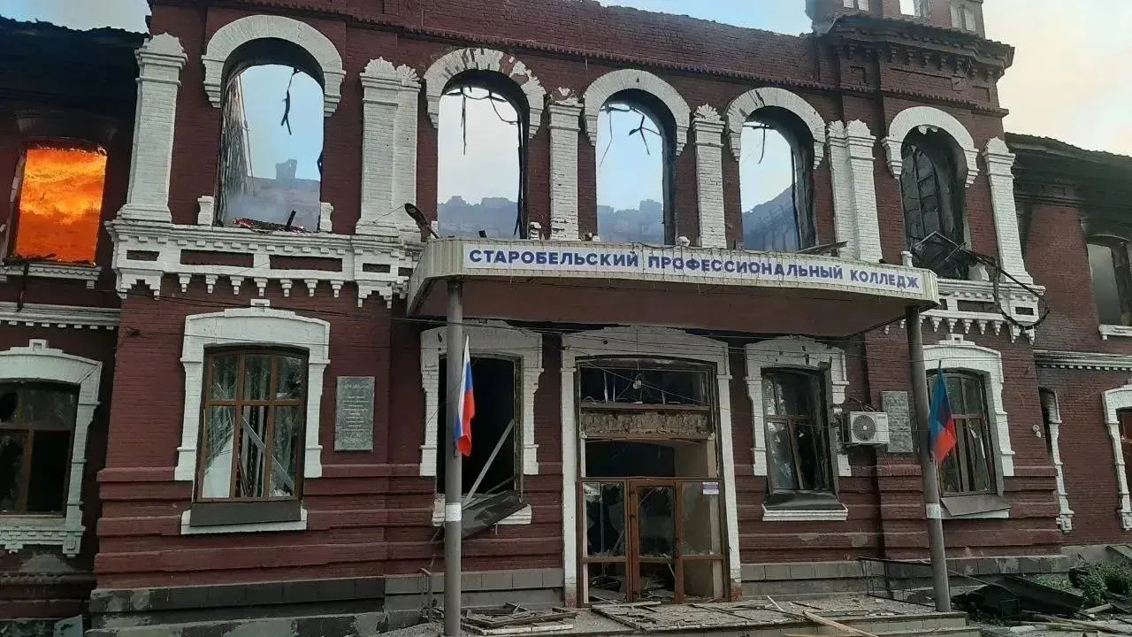 Ночной удар по общежитию профессионального колледжа в Старобельске привёл к гибели шести человек, ещё 15 числятся пропавшими; число раненых — около 39, в том числе несовершеннолетние.
