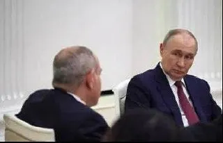 Крупные маркетплейсы временно остановили торговлю товарами из Армении без подробных объяснений. Wildberries позже связал это с новыми таможенными требованиями, Роспотребнадзор блокировал партию воды «Джермук».