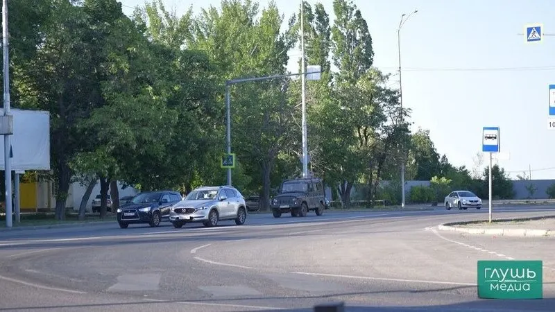 В утверждённой правительством стратегии по повышению безопасности дорожного движения до 2030 года (с перспективой до 2036-го) прописаны новые меры: дополнительные медосвидетельствования и проверка знаний ПДД для лишённых прав, обязательные программы для пьяных за рулём и внесудебные блокировки сайтов с контентом, пропагандирующим пренебрежение ПДД или предлагающим поддельные права.