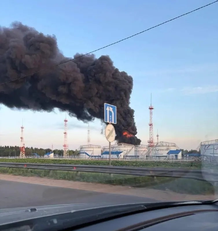 Ночью беспилотники ударили по НПЗ, нефтеналивной станции и технопарку в Подмосковье; несколько человек погибли, десятки ранены, повреждены жилые дома и нарушена работа аэропорта.