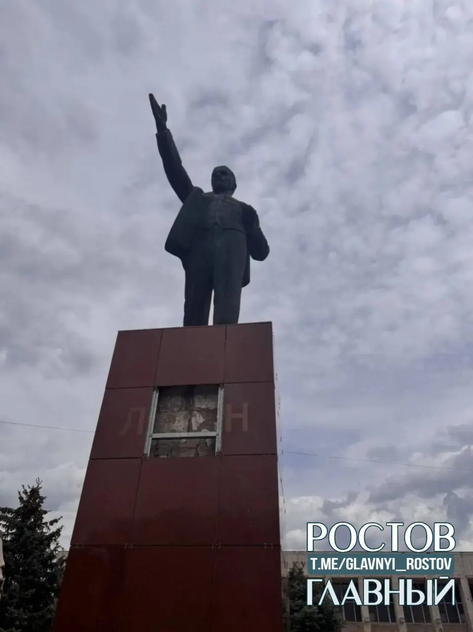 В парке города вандалы повредили памятник — по записи видеокамер полиция задержала подозреваемого, обстоятельства происшествия устанавливаются.