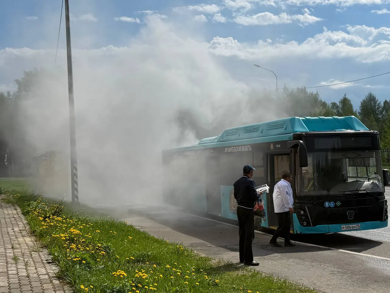 На остановке «Областная больница» в Архангельске в автобусе сработала система автоматического пожаротушения: смесь залила моторный отсек и распылилась вокруг машины. По данным компании-оператора, возгорания не было, пострадавших нет.