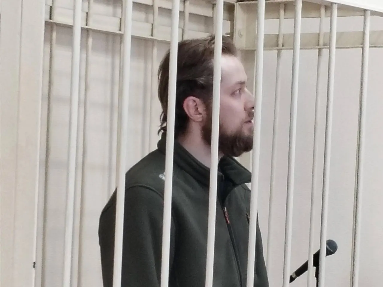 В Октябрьском районном суде Архангельска зафиксировали изменение формулировки увольнения экс‑министра здравоохранения: вместо «в связи с добровольным сложением полномочий» теперь указано «в связи с утратой доверия». Инициатор — прокуратура Архангельской области и Ненецкого АО.