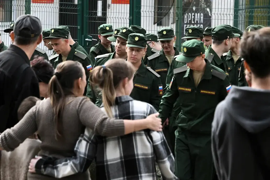 Инициативная группа подала первый иск в Верховный суд РФ: женщины требуют восстановить возможность получать выплаты, даже если у пары не было общего несовершеннолетнего ребёнка.