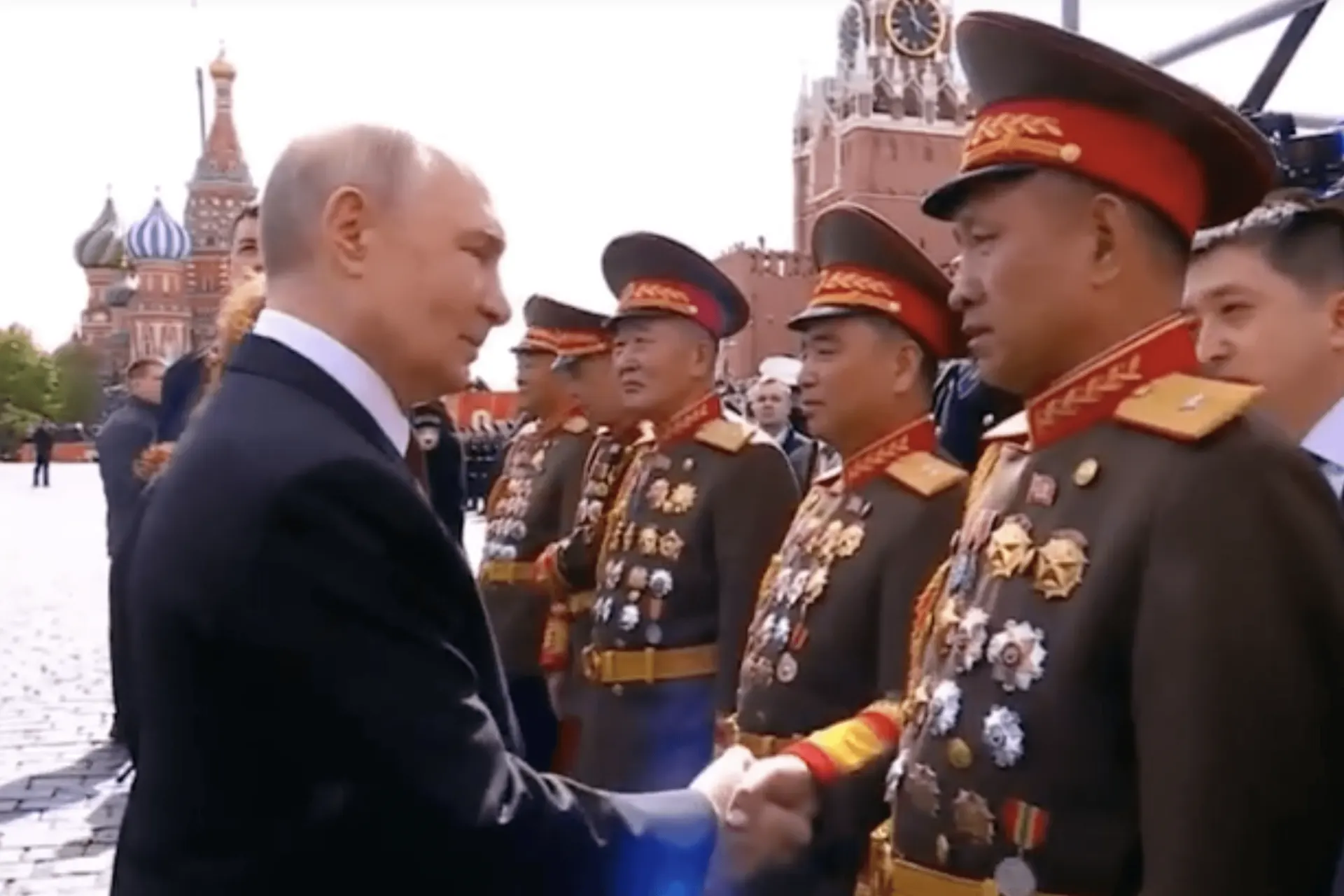 После открытия мемориального музея в Пхеньяне появились фотографии и медали, свидетельствующие о секретной церемонии награждения северокорейских командиров за участие в операции в Курской области.