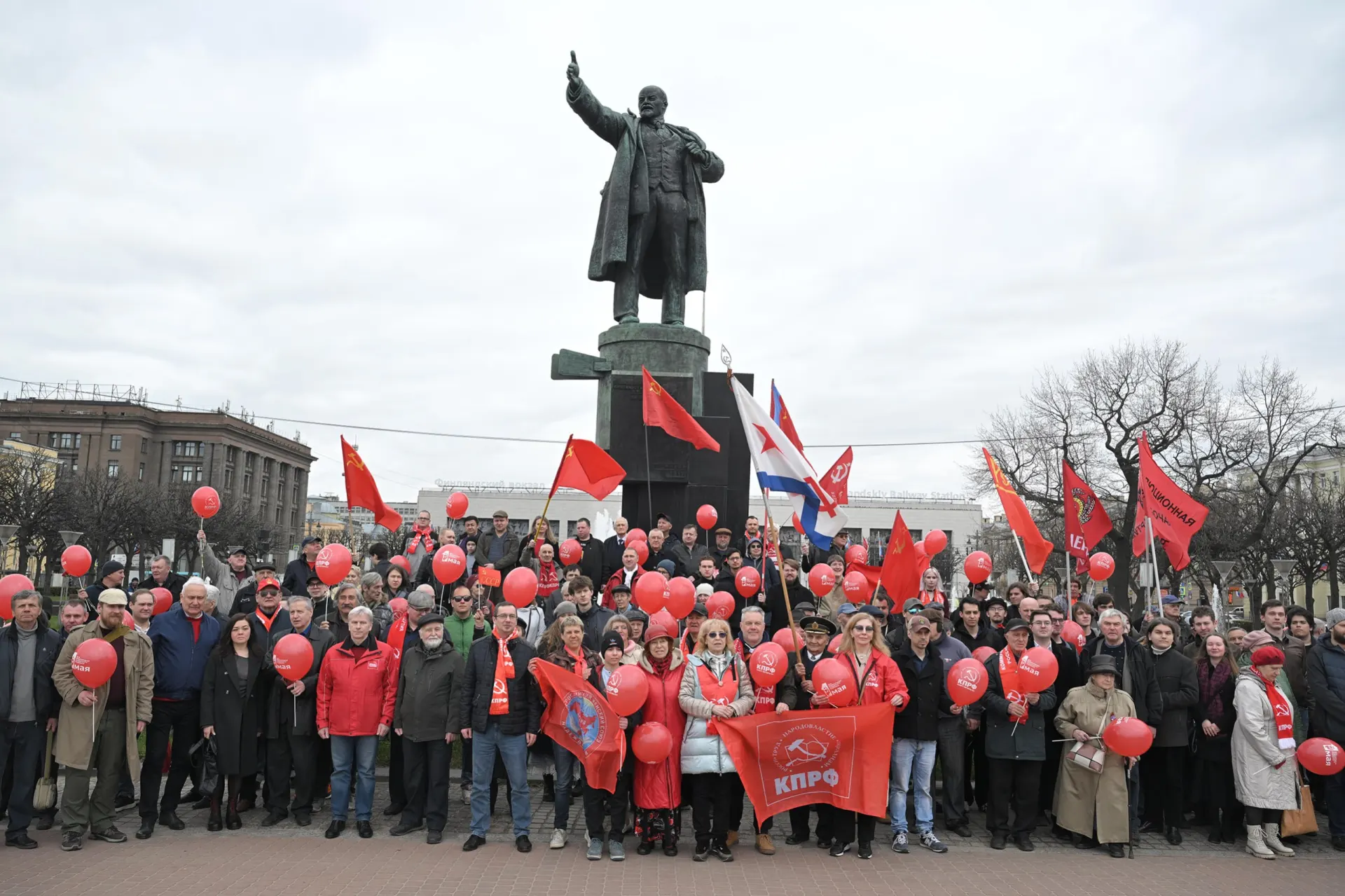 Акция КПРФ прошла в формате возложения цветов; силовики лишь наблюдали. На площади было много молодёжи, а сторонние активисты раздавали листовки против принудительного использования мессенджера Max.