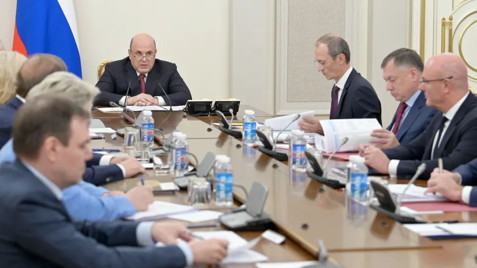 Кабмин обязует крупнейшие нефтяные компании подписать соглашения с Минэнерго и ФАС о планах производства, отгрузок и цен на топливо, чтобы стабилизировать внутренний рынок на фоне падения переработки до 17‑летнего минимума.