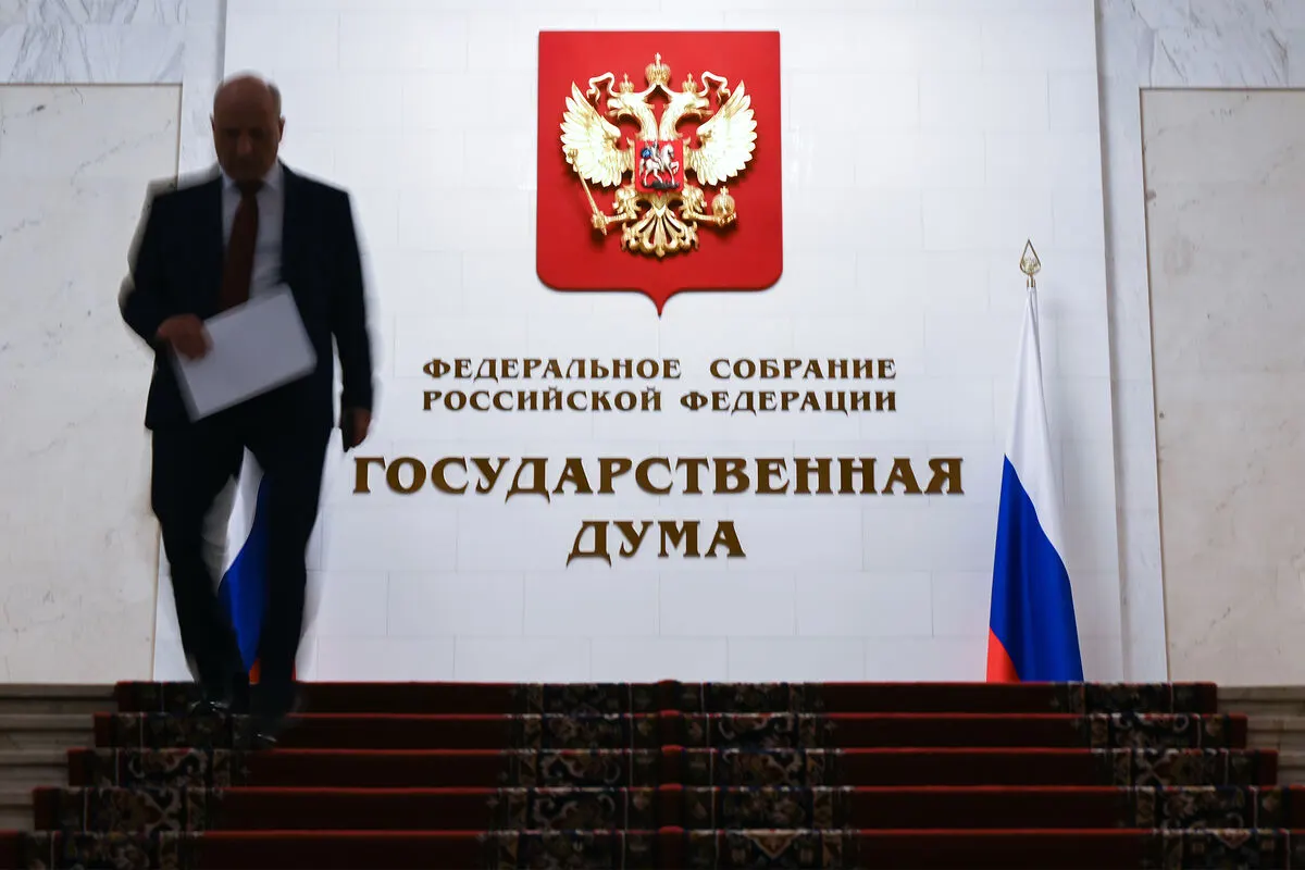 Проект предлагает разрешить арест и обращение в доход государства имущества россиян, которые за пределами страны совершали действия, признанные преступными по ряду конкретных статей. Документ уже прошёл первое чтение.