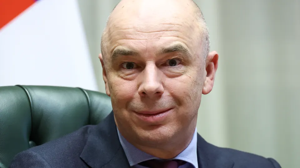 Из‑за снижения прогноза роста и роста бюджетных расходов власти рассматривают сокращение трат или поиск дополнительных доходов: в ближайшие годы дефицит может вырасти до триллионов рублей.