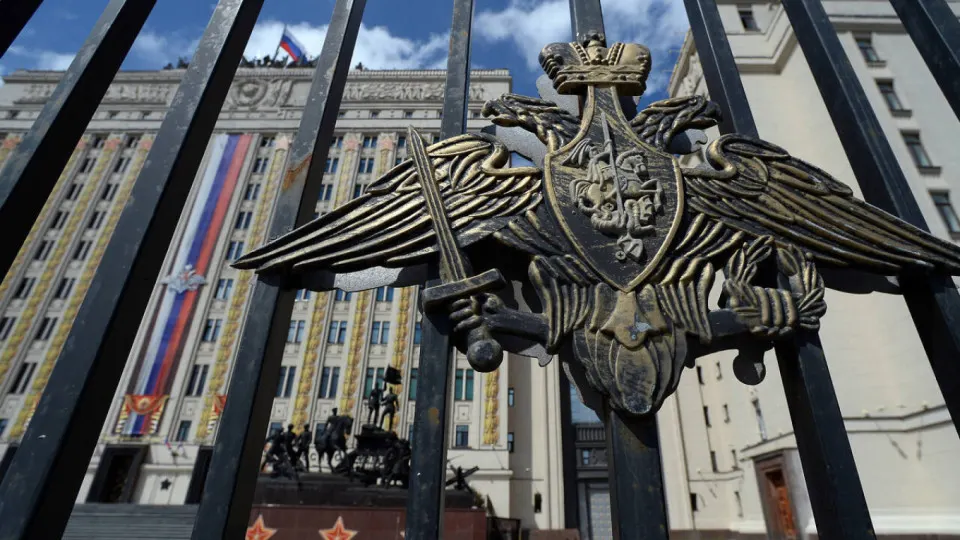 Военное ведомство хочет напрямую передавать себе акции, землю, технику и оборудование национализированных предприятий стройсектора, чтобы быстрее использовать мощности для выполнения гособоронзаказа; при этом сохраняются долги и трудовые отношения компаний.