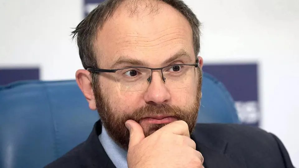 Заместитель председателя синодального отдела РПЦ считает, что массовые отключения мобильного интернета — напоминание о хрупкости технологий; тем временем ограничения коснулись почти всей страны, а операторам дали право приостанавливать связь по требованию силовых органов.