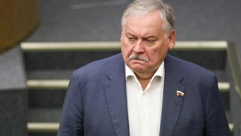 Первый зампред комитета Госдумы Константин Затулин заявил, что Латвия и Эстония не выполнили обещаний по обеспечению справедливых условий для русскоязычных при выходе из СССР и ввели статус «неграждан». На фоне этих заявлений депутаты поддержали законопроект о праве президента применять силы за рубежом для защиты россиян, а зарубежные разведки и аналитики фиксируют рост военной активности и подготовку к возможному конфликту с НАТО.