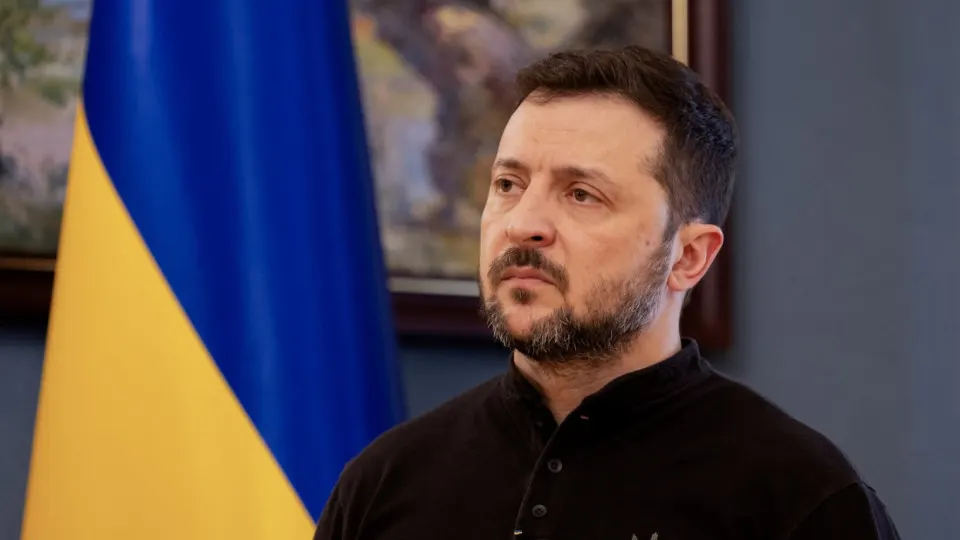 Президент Украины объявил о «режиме тишины» для вооружённых сил с 6 мая и заявил, что Киев готов остановить боевые действия при условии отсутствия нарушений. Он также призвал Кремль предпринять реальные шаги для завершения войны.
