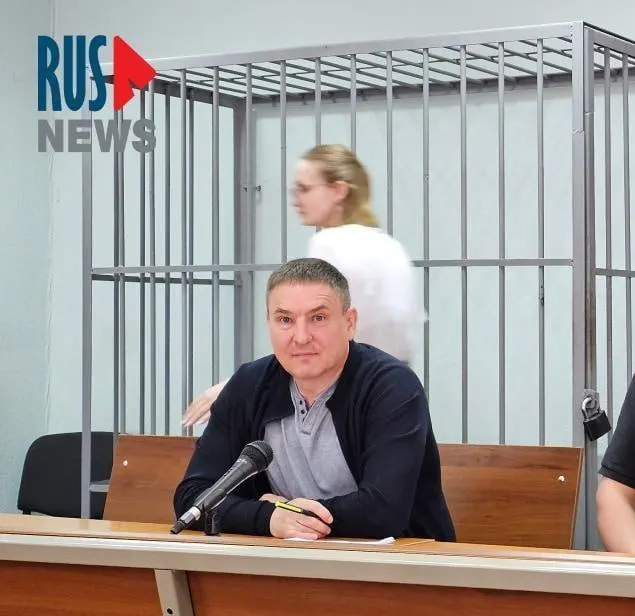 Суд подтвердил, что заключённым в карцере выдаются бумага и ручка на ограниченное время — около полутора часов в день. Правозащитник Алексей Соколов оспаривал эту практику, отмечая, что этого времени часто недостаточно для подготовки к защите и общения с семьёй.