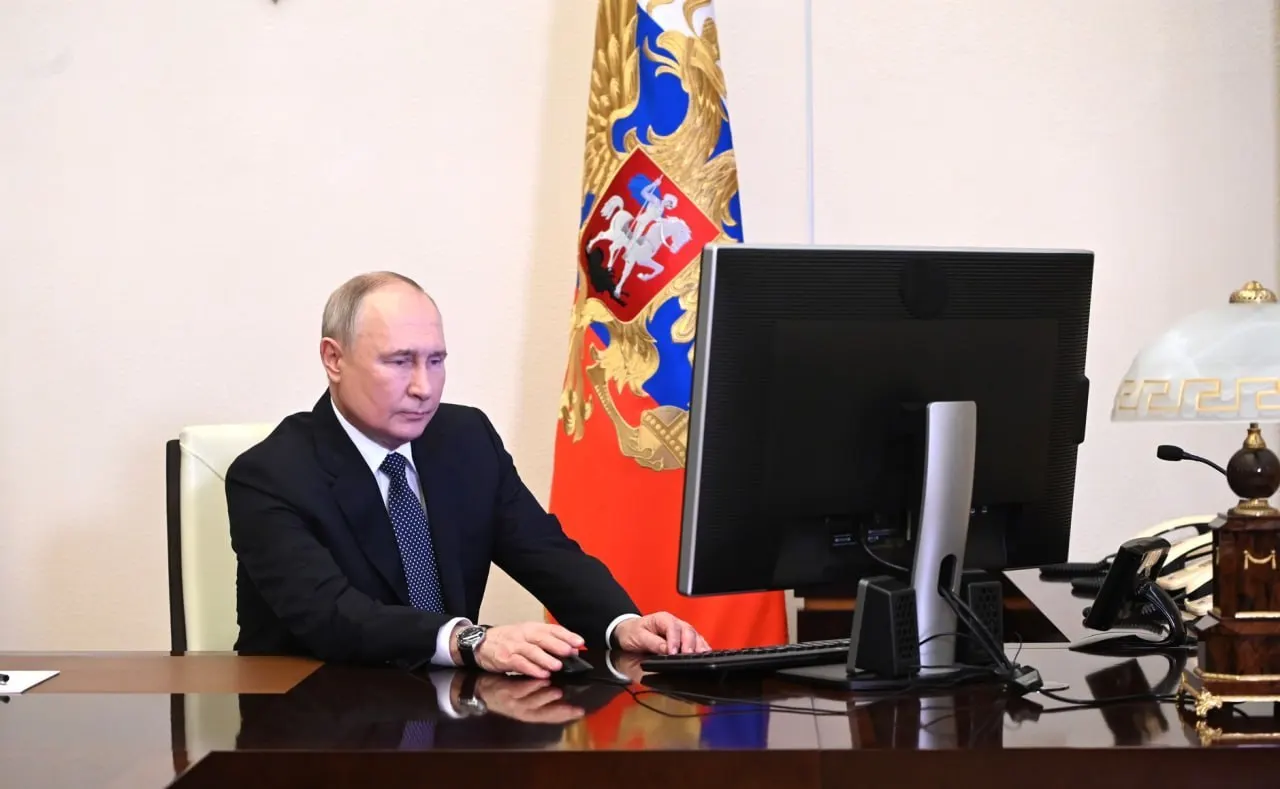Президент поручил обеспечить работу «белых списков» и сохранить доступ к важнейшим сервисам при ограничениях интернета. Ответственность возложена на правительство и ФСБ.