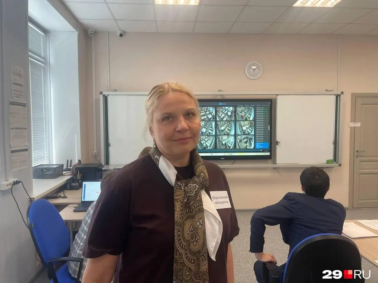 Наталья Рожкова из Архангельска пришла в школу №9 в роли общественного наблюдателя: прошла инструктаж, написала заявление в Минобр и пришла поддержать школьников. Волонтёрам за это не платят и не компенсируют проезд.