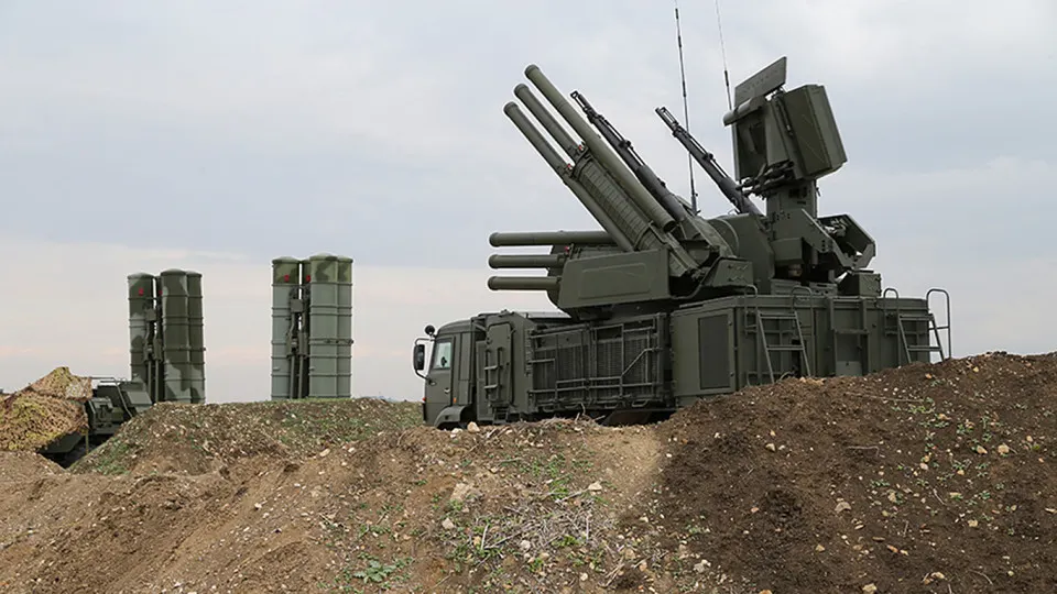 Военные РФ начали применять систему радиоэлектронной борьбы, способную глушить спутниковую связь Starlink на больших площадях; одновременно в России ужесточают запреты на импорт зарубежного спутникового оборудования и продвигают собственные проекты связи.