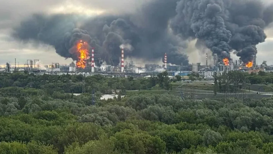 По данным осведомлённых источников, украинские силы при содействии разведданных США атакуют российские нефтеперерабатывающие мощности и военные цели. Эксперты отмечают резкое падение переработки нефти и рост риска топливного кризиса.