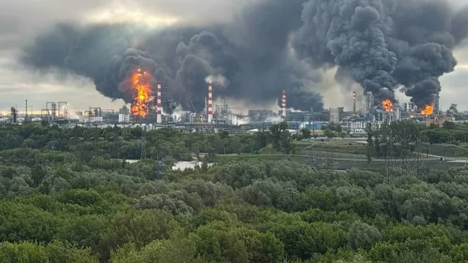 Утром 18 июня беспилотники атаковали Московский нефтеперерабатывающий завод и ряд населённых пунктов Подмосковья и юга России. Силы ПВО отразили налёт, зафиксированы повреждения инфраструктуры и жертвы; аналитики отмечают серьёзное снижение объёмов переработки нефти в стране.
