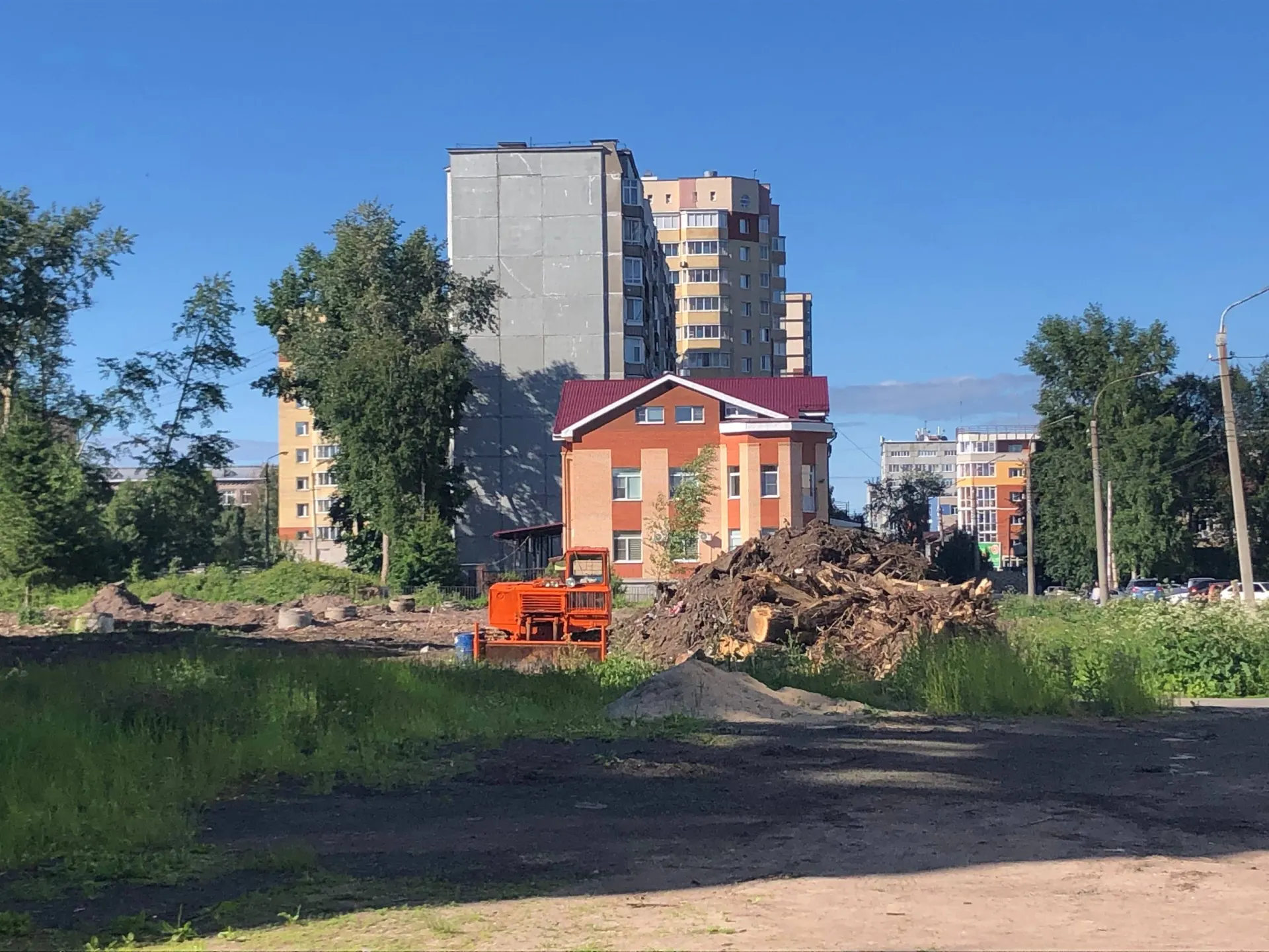 Порубочные остатки свалены вдоль улицы Северодвинская — очередная незаконная свалка в городе, требующая уборки и внимания коммунальных служб.