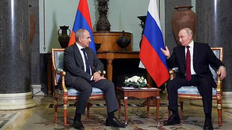 1 июня президент России позвонил премьер-министру Армении: поздравил с днём рождения и обсудил итоги заседания Высшего евразийского экономического совета, где обсуждалась роль Армении в ЕАЭС на фоне планов по сближению с ЕС.