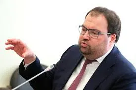 На ПМЭФ‑2026 глава Минцифры Максут Шадаев сообщил, что встраивание механизмов возрастной идентификации в онлайн‑платформы — вопрос ближайшей повестки; ведомство изучает опыт Roblox.