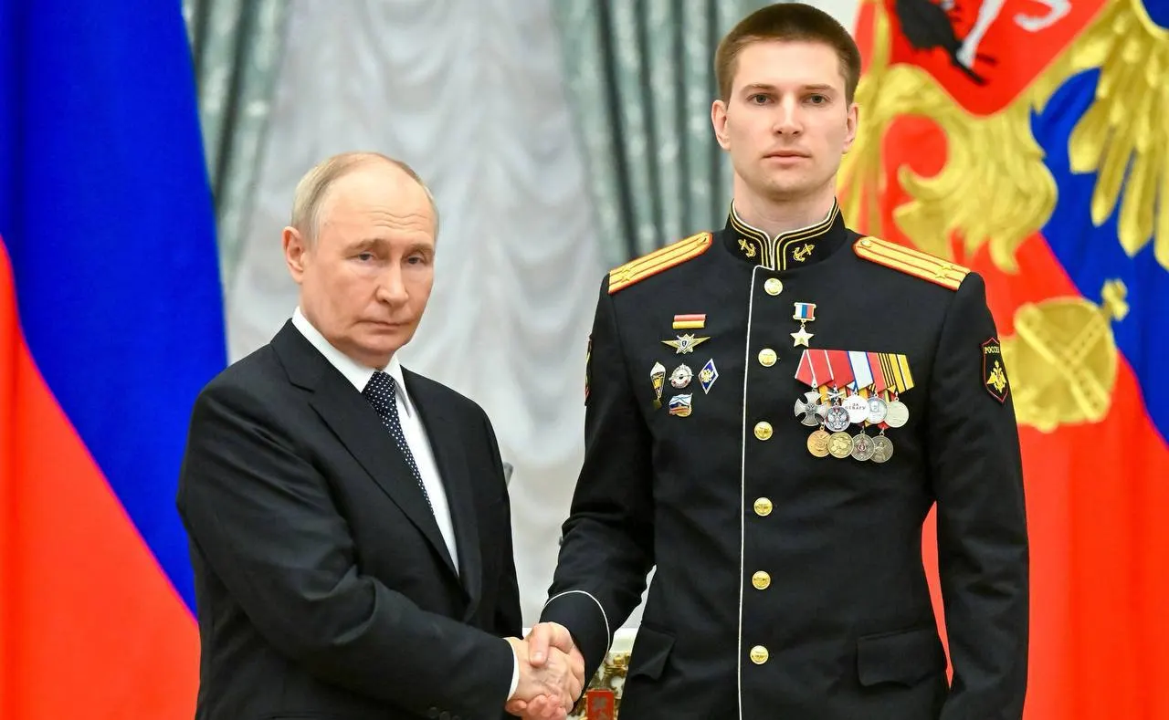Президент лично наградил Ивана Берестовского за проявленное мужество в ходе специальной военной операции: он был несколько раз ранен, вернулся в строй и уничтожил вражескую технику.