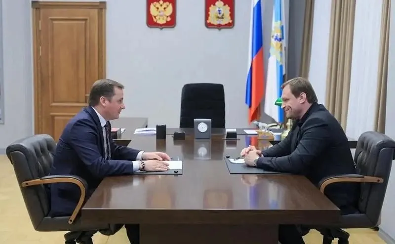 Сергей Пахомов отметил, что регион успешно применяет механизм КРТ и закон о синхронизации ввода жилья и социнфраструктуры, назвав Архангельскую область положительным примером.