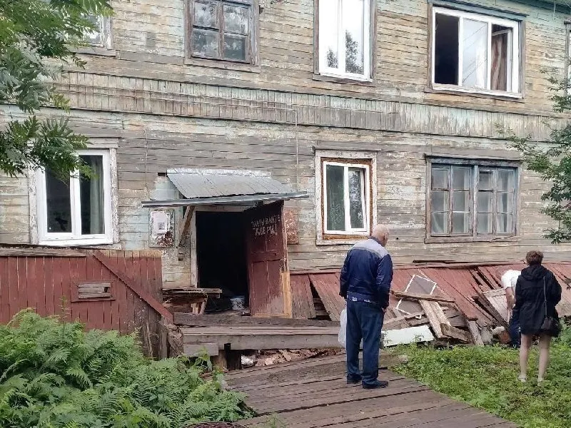 В здании на Выучейского, 61 обнаружены деформации: 24 зарегистрированных жильца временно эвакуировали, здание отключили от коммуникаций. Угрозы обрушения не выявлено; пострадавшим предложат варианты переселения или компенсацию в рамках КРТ.