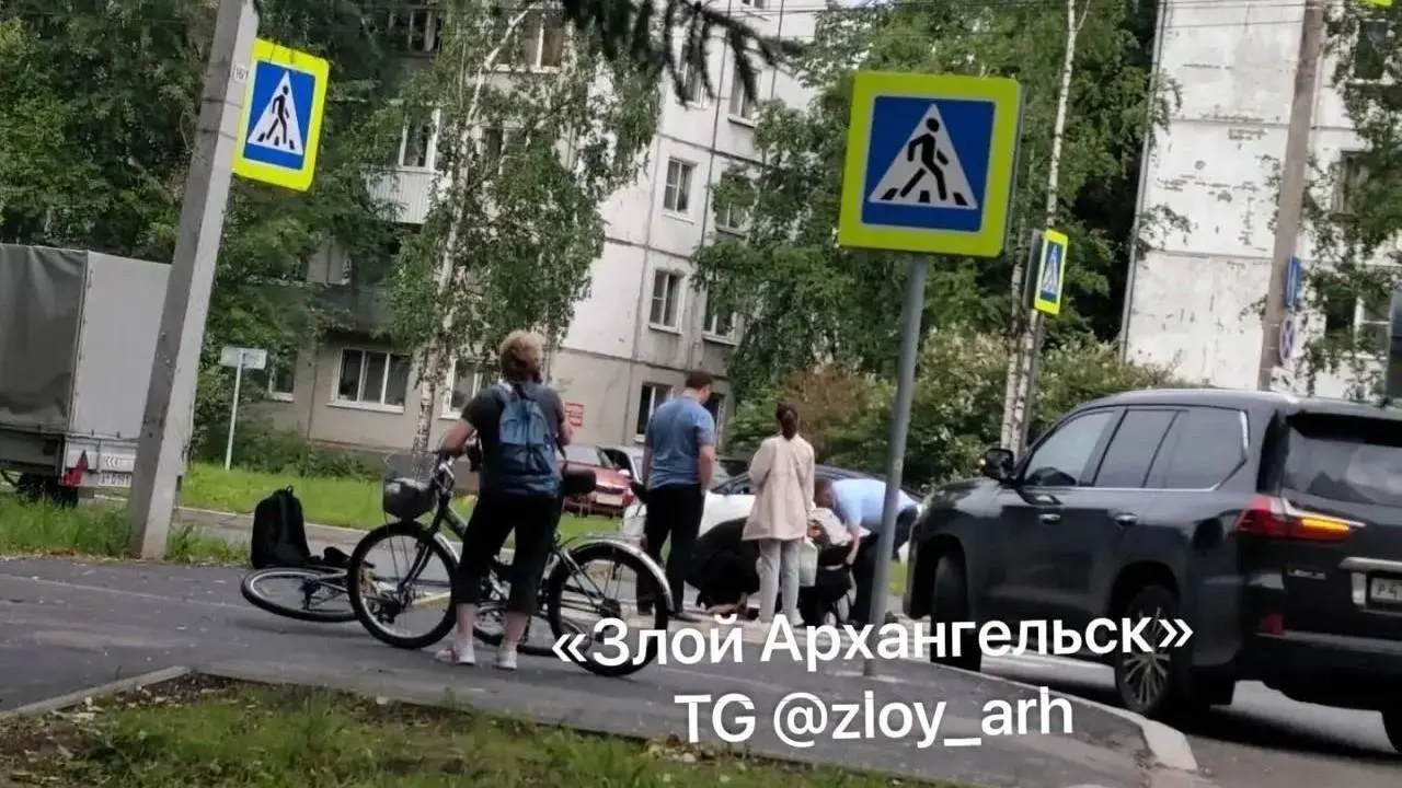 Пользователи предположили, что пешехода сбил автомобиль, но в ГАИ заявили, что человеку внезапно стало плохо; его увезла скорая.
