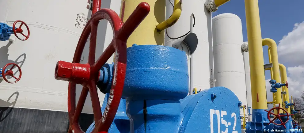 Украина не продлила контракт на транзит российского газа, и с начала 2025 года поставки через её территорию остановлены. Наибольший ущерб испытывает Молдова, другие страны перенастроили маршруты, а Венгрия продолжает получать газ через «Турецкий поток».