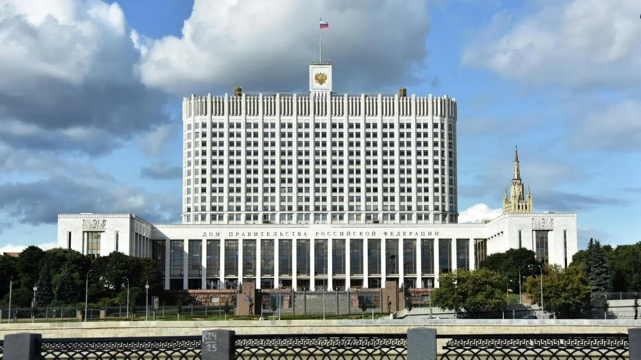 В Госдуму внесён проект о полной или частичной компенсации утильсбора семьям с тремя и более детьми. Правительство раскритиковало инициативу, указав на дополнительные расходы и отсутствие источников финансирования.