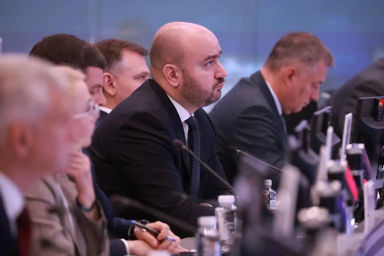 В Москве Вячеслав Федорищев принял участие в совещании под руководством вице‑премьерa Александра Новака. Темы — поставки бензина и дизеля в регионы, координация между федеральным центром, регионами и поставщиками, а также мониторинг цен и логистики.