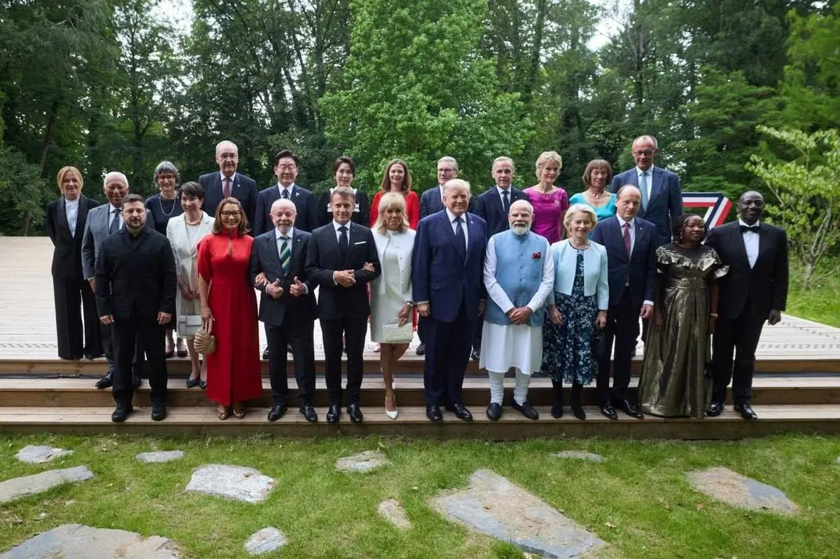 На саммите G7 в Эвиане лидеры стран приняли геополитическую декларацию, подтвердили единую поддержку Украины, договорились расширить военную помощь, усилить санкции против российской военной экономики и оказать дополнительную энергетическую поддержку перед зимой.