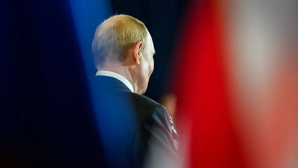 Государственный центр соцопросов остановил публикацию «открытого» рейтинга доверия к президенту: он опустился до исторического минимума в начале апреля. В то же время «закрытые» опросы показывают значительно более высокий уровень доверия; одобрение деятельности остаётся выше, но также демонстрирует снижение. Эксперты отмечают нарастание тревожности в обществе на фоне затянувшейся войны и экономической неопределённости.