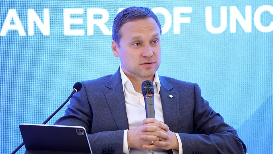Сбербанк предупреждает о росте оборота наличных и оттоке средств из банков: бизнес уходит в «конверты», а клиенты хранит деньги дома, что усиливается при повышении налоговой нагрузки и расширении контроля.