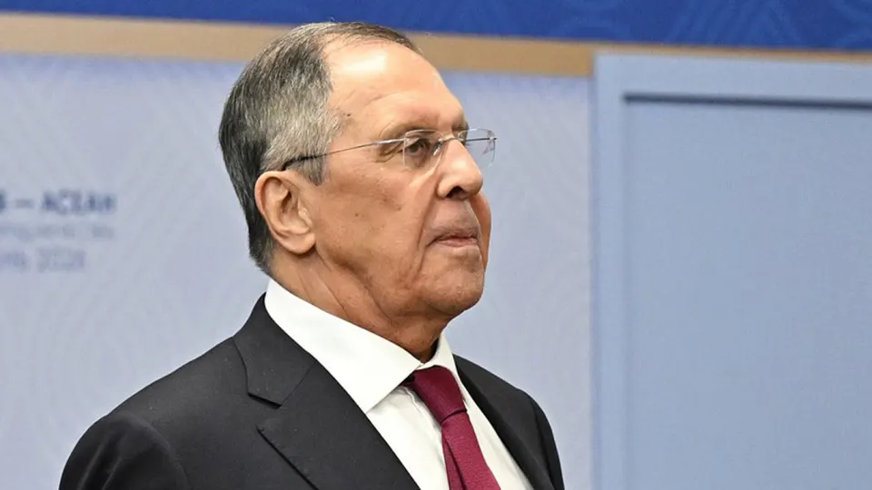 После самой масштабной ночной атаки беспилотников на Москву власти пообещали регулярные групповые удары по украинским объектам; в столице и Подмосковье произошли пожары и массовые перебои в авиации.