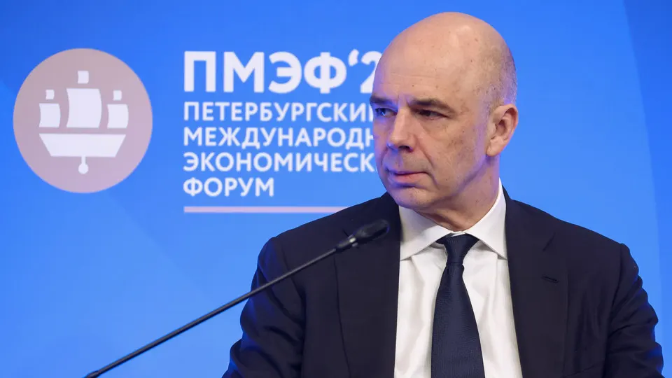 По оперативной оценке Счётной палаты, доходы федерального бюджета по итогам года могут составить 38,2 трлн руб., что на 2,1 трлн (5,2%) меньше, чем предусмотрено законом; основной удар приходится на нефтегазовые поступления из‑за более низких цен на нефть и укрепления рубля.